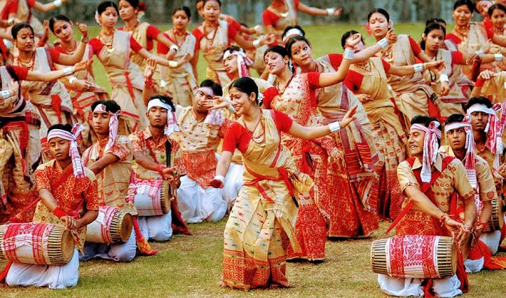 File:The young people dancing the traditional Bihu.jpg - Wikimedia ...